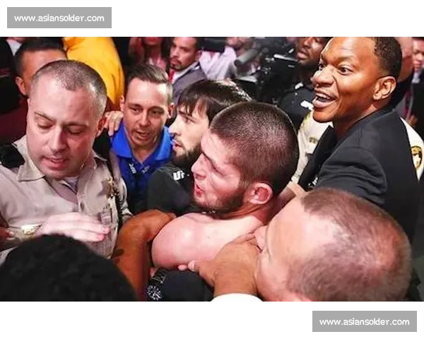 UFC世纪恩怨对决回顾小鹰压制嘴炮背后折射的格斗时代变迁